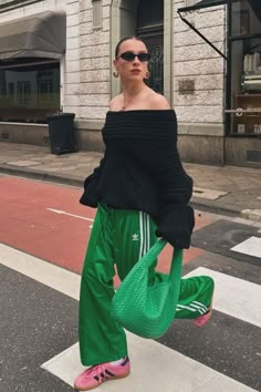 How To Style Adidas Joggers, Adidas Track Pants Outfit, Fall Outfits Street Styles, Looks Adidas, Track Pants Outfit, Sporty Street Style, Look Adidas, Comfy Casual Outfits, Adidas Joggers