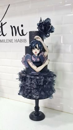 there is a cake that has been made to look like a woman