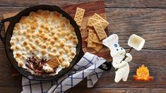 a cast iron skillet with marshmallows and graham crackers