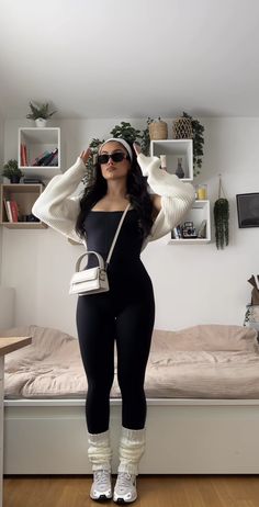 Minimalist Style Outfits Winter, Black Legging Outfits Fall, Winter Photoshoot Outfit Ideas, Cute Outfits For New York Winter, Tights Black Outfit, Outfits Ideas Women, Normcore Outfit Women, Althetic Wear Aesthetic, Baddie Winter Outfits Cold Casual