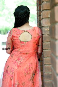 Organza Anarkali Back Neck Designs, Punjabi Dress Designs Neck, Organza Back Neck Design, Long Gown Back Neck Designs, Chudithar Back Neck Design, Neck Designs For Cotton Kurtis, Back Neck For Long Frocks, Long Dress Back Neck Designs, Back Neck Designs For Frocks