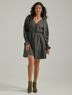 PERFECT WESTERN CHARM Few styles are quite as flattering as this fit and flare silhouette. The Wrangler long-sleeve button front dress offers a fitted style through the hips and then releases to a flared, A-line skirt that ends just above the knee. This flattering dress features a v-neck, a deep chevron sketch print, and with its smocked cuff poet sleeves, this dress makes a perfect year-round style staple. Denim Midi Dress, Flattering Dress, Fitted Style, Button Front Dress, Antique Buttons, Flattering Dresses, Work Wear Women, Fit Flare Dress, Dress Clothes For Women