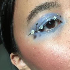 This Pin was discovered by Sophia. Discover (and save!) your own Pins on Pinterest. Blue Eye, Blue Eye Makeup, Eye Make, Eye Art, Pretty Makeup, Creative Makeup, Artistry Makeup