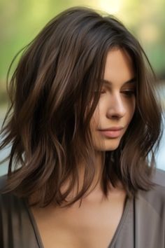 For a timeless aesthetic, consider elegant waterfall layers. These long layers flow effortlessly, giving your medium-length hair a waterfall effect. Click here to check out more stunning medium-length layered haircuts trending right now. Penteado Cabelo Curto, Trending Haircuts, Hair Today, Layered Haircuts, Layered Hair