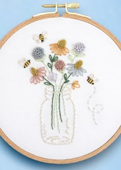 3 Inch Embroidery Hoop, Embroidery With Wool Yarn, Embroidery Inspiration Aesthetic, Embording Ideas, Gardening Embroidery, Honeybee Embroidery, Spring Embroidery Patterns, Embroidery Ideas Easy, Embroidery Doodles