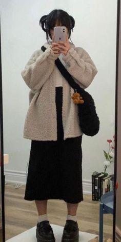 Midi Skirt Outfit Japanese, Japanese Cozy Outfits, Cozy Japanese Outfit, Japanese Rainy Day Outfit, Japanese Everyday Outfit, Comfy Japanese Outfits, Long Dress Outfit Aesthetic, Japanese Feminine Fashion, Sawako Kuronuma Outfit Inspired