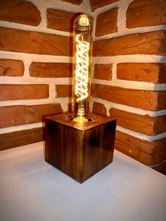 Lampada costruita artigianalmente con legno di abete e lampada a bulbo Edison Interior Furniture, Wall Lamp, Lighting, Wall, Furniture, Art