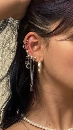 Eat Piercings Aesthetic, Edgy Ear Piercings Aesthetic, Stacked Piercings, Grunge Piercings, Aesthetic Piercing, Lollapalooza Chile, Grunge Earrings, Ears Pierced, Cool Ear Piercings