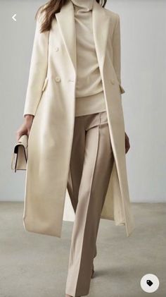 Amal Clooney, Beige Outfit, Mode Casual, Tips For Women, White Coat, Looks Chic, Style Tips, Work Attire, Winter Fashion Outfits