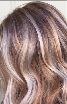 Fall Hair 2023 Trends Blonde, Fall Hair Colors For Blondes With Blue Eyes, Dark Blonde Fall Hair 2023, Autumn Highlights For Blonde Hair, Blending Gray Hair With Strawberry Blonde, Fall Hair Color For Blondes 2023, Blonde Fall Highlights, 2023 Fall Hair Trends Blonde, Fall Hair Color Ideas 2023