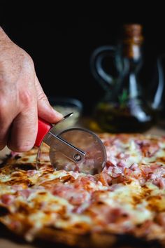 Pizza Pictures Aesthetic, Takeaway Pizza Photography, Pizza Place Photoshoot, Pizza Food Styling, Pizza Restaurant Photography, Pizza Shop Aesthetic, Pizza Photoshoot Ideas, Pizza Photography Food Styling, Pizza Restaurant Aesthetic