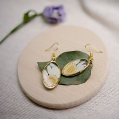 Aren't flowers great? With my handmade jewellery, you can wear your garden or your favourite flower! Every single flower is natural, and no pair of earrings will ever look the same. What you get is completely unique and one of a kind.  Everything in my shop is handmade using real pressed flowers preserved in resin, and all wires/studs are either 925 sterling silver, real gold plated brass or gold plated sterling silver.  Most jewellery is made to order, so if you would want any adjustments made, Boho Wedding Earrings, Summer Jewellery, Daisy Earrings, Daisy Flowers, Earrings Unique, Single Flower, Birthday Gift For Her, Floral Earrings, Geometric Earrings