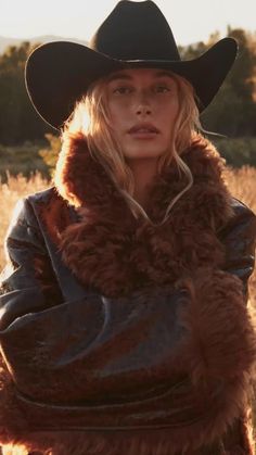 Cowgirl Fashion Editorial, Cowboy Hat Portrait, Cyprus Photoshoot, Ranch Photoshoot, Looks Hippie, Hailey Rhode Baldwin, Western Photoshoot, Trending Hats, Cowgirl Aesthetic