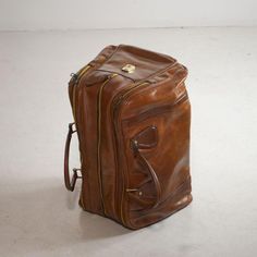 Set consisting of four new India model travel bags made of natural full-grain leather with zipper closure. Production late 1960s. Dimensions: 67×23 h 46 - 50×30 h 30. I have official proof of authenticity such as vintage catalogs,   designer records,   or other literature sources and take full responsibility for any authenticity issues arising   from   misattribution Vintage Travel Duffle Bag With Leather Lining, Vintage Leather-lined Duffle Bag For Travel, Vintage Brown Luggage For Everyday Use, Vintage Travel Bags With Zipper Closure, Vintage Travel Bag With Leather Backing For Overnight Trips, Vintage Travel Bag With Luggage Sleeve For Weekend Trips, Vintage Leather Travel Bag For Overnight Trips, Vintage Rectangular Duffle Bag For Travel, Vintage Bags For Weekend Trips