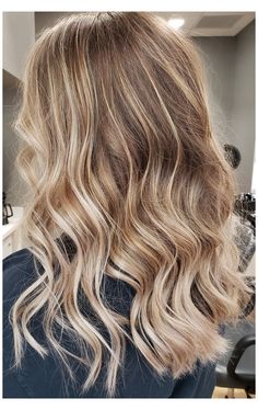 Beige Balayage On Blonde Hair, Blonde Brown Ombre Balayage, Natural Balayage Highlights, Natural Roots With Highlights, Hair Colors That Grow Out Well, Balayage Hair Blonde Light Roots, Natural Brown To Blonde Balayage, Natural Blonde Hair With Balayage, Balayage For Natural Blondes