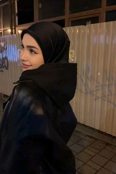 Muslimah Photography, Black Hijab, Hijab Fashionista, Hijab Aesthetic, Hijabi Aesthetic, Muslimah Aesthetic, Beautiful Muslim Women, Hijab Fashion Inspiration, Hijabi Girl