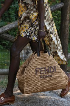 Luca Guadagnino para Fendi - Moda masculina, por André do Val Kelly Bag, Handbag Heaven, Bag Design, Crochet Bags, Coach Bag, Knitted Bags, Fendi Bags