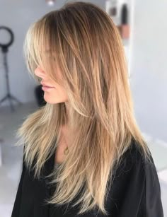 Stufenschnitt für lange Haare mit Curtain Bangs Medium Long Straight Haircut With Layers, Wispy Mid Length Hair, Haircuts Women Long Layers, Hair Cuts For Thinner Hair Long, Layered Hair For Thinner Hair, Straight Shaggy Hair, Mermaid Haircut Long, Low Maintenance Haircut Long, Ethereal Hair