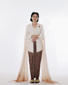 Java Traditional Clothing, Traditional Indonesian Clothing, Tims Outfits, Kebaya Biyan Fashion, Indonesian Clothing, Indonesian Kebaya Modern, Model Dress Kebaya, Indonesia Fashion Week