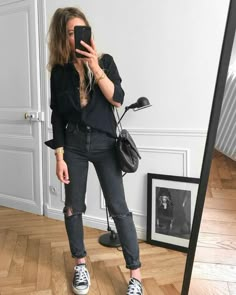 Chic distressed skinny jeans in worn black with sleek drapey button up shirt and converse #monochrome Slim Mom Jeans, Converse Outfits, High Street Fashion, Black Ripped Jeans, Outfits With Converse, Looks Black, Converse Sneakers, A Mirror, Distressed Black Jeans