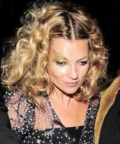 Kate Moss glitter gold star face paint design #snazaroo #facepaint #festival Studio 54 Makeup, Studio 54 Hair, Studio 54 Fashion, Moda Disco, Karneval Diy, Disco Makeup, Disco Hair, Studio 54 Party