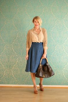 Style-interview-Claudia_glamupyourlifestyle Dorothee-Schumacher Rock blau-mit beige Outfit Mode Ab 50, Boho Fashion Over 40, Interview Style, Blouse Skirt, Beige Outfit, Style Rock, Fashion For Women Over 40, Rock Chic, Women Blouse