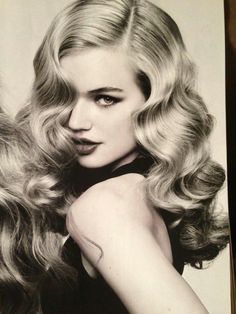 Vintage Finger Waves, Prom Vintage, Retro Wedding Hair, Stars D'hollywood, Hollywood Hair, Vintage Wedding Hair, Finger Waves, Hair Updo, Bleached Hair