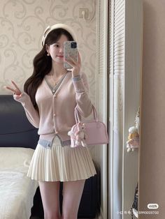 Pink Pastel Outfit Aesthetic, Pastel Pink Outfits Aesthetic, Soft Pink Cardigan, Beige Pleated Skirt, Look Cardigan, Preppy Cardigan, Pink Handbag, Color Combos Outfit, Cozy Day