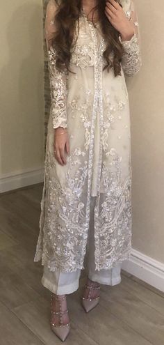 Fancy Pakistani Outfits, Peach Pakistani Outfit, Pakistani Wedding Clothes Guests, Pakistani Wedding Outfits Simple, Dress For Wedding Reception Guest, Trending Eid Outfits 2024, White Fancy Dresses Pakistan, Desi Wedding Dresses Guest, Ivory Pakistani Outfits