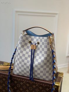 Description   L.V NeoNoe Bucket Bag MM Damier Azur Canvas 10.2in/26cm Blue For Women LV N50042  Rep 1:1  Measurements: 26 x 22 x 27 cm / 10.2 x 10.2 x 6.9 inches (Length x Width x Height)   Blue  Damier Azur coated canvas  Microfiber lining  Gold-color hardware  2 compartments  Zipped central flat pocket  Drawstring  8 metal eyelets  Strap:Removable, not adjustable  Strap drop: 20.9 inches  Handle:Single, removable  Includes dust bag.  This product is of the best quality.