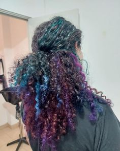 Alt Curly Hair Dye, Red Hair On Curly Hair, Curly Hair Purple Highlights, Different Hair Dye Styles, 4c Hair Color Ideas, Hair Dye Curly Hair, Peekaboo Hair Color Curly, Curly Hair Peekaboo Color, Curly Hair Dye Ideas