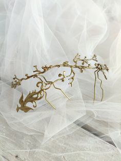 This branch bridal headpiece is perfect for a boho wedding. With this bird on branch bridal headpiece you will be a real forest fairy with a edgy touch! You can dress it up like a back bridal crown  to created an elegant look or dress it down like a lateral wedding comb  to create an edgy look! It is a very light piece and easily adaptable when placing it in your hairstyle. This listing is for 1 hair comb.  You can choose between the different combinations. Do you dare with a matching climbing e Edgy Bride, Bridal Hair Pieces Boho, Angel Wedding, Climbing Earrings, Wedding Comb, Gold Headpiece, Crown Hair, Headpiece Jewelry, Bridal Hair Jewelry