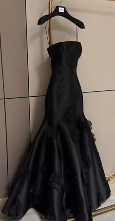 Satin Noir, Black Spaghetti, Spaghetti Strap Prom Dress, Wedding Dresses With Flowers, Prom Dress Inspiration, Pretty Prom Dresses, فستان سهرة, Satin Prom Dress, Mermaid Evening Dresses