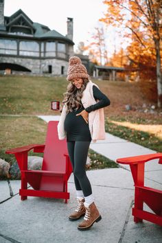 Maternity Cold Weather Outfits, Cute Fall Outfits For Pregnant Women, Maternity Hiking Outfit, Hiking Outfit Fall Pregnant, Pregnancy Winter Outfits Cold Weather, Groovy Maternity Outfit, Pregnant In Fall Outfit Ideas, Trendy Pregnancy Outfits, Thanksgiving Outfits Women Pregnant