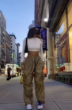 Broad Shoulder Outfits, Pakaian Hipster, Streetwear Photoshoot, Looks Hip Hop, Weather Outfits, Chique Outfits, Future Clothes, Neue Outfits, Tomboy Style Outfits