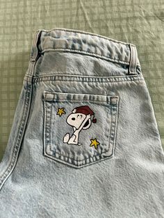 Fancy Outfits School, Snoopy Outfit Ideas, Senior Jeans Inspo 2025, Snoopy Senior Parking Spot, How To Paint Jeans, Snoopy Graduation Cap, Senior Pants Ideas 2025, Snoopy Jeans, Senior Jeans Painted 2025