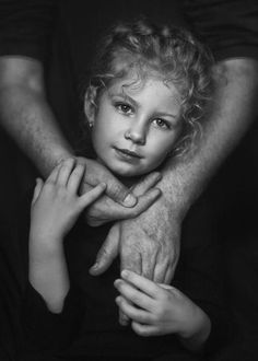 Father Daughter Photos, Studio Family Portraits, Family Photo Studio, Father Daughter Photography, Family Studio Photography, Mother Daughter Photos