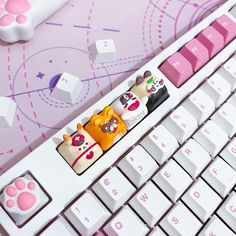 the keyboard is decorated with cats and kittens on it's keystring