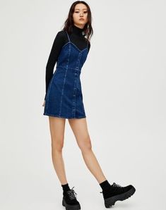 Spaghetti Strap Dress Outfit, Denim Dress Outfit, Denim Jumper Dress, Vestidos Casual, Denim Jumper, Pull And Bear, Denim Overall Dress, Autumn Winter 2024, Denim Dresses