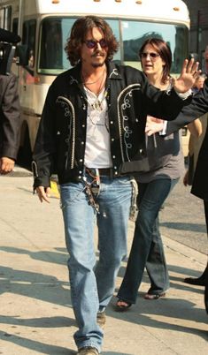 Johnny Depp 80s Style, 80s Style Outfits Men, Men’s Goth Outfits, Boho Outfit Men, Goth Men Aesthetic, Vintage Outfits Men Casual, جوني ديب, Johnny Depp Style, Kaptan Jack Sparrow