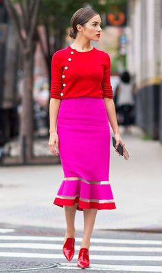 looks-vermelho-e-rosa-trends-2018 (2) Olivia Culpo Style, Red Midi Skirt, Leandra Medine, Glamorous Outfits, Anna Dello Russo, Olivia Culpo, Winter Mode, Sarah Jessica Parker, Red Sweater