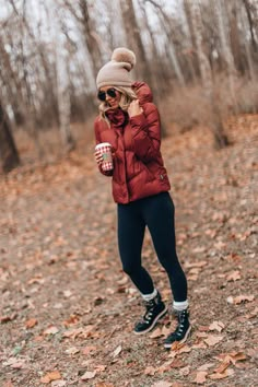 Styling Holiday Favorites with Affirm | Cella Jane / winter coat / women's activewear / cold weather style Winteroutfits Chic, Look Short Jeans, Wander Outfit, Friday Wear, Outfit Ski, Beige Beanie, Snow Day Outfit, Cozy Snow