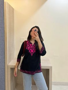 Kurti Outfit For College, Casual College Fits, Indian College Outfits, Short Kurtis For Women, Kurta With Jeans, Short Kurtis For Jeans, Snapchat Streak Ideas, Kurti Tops