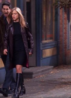 jen aniston black leather fall boots 2010s Business Casual, 90s Autumn Outfit, 90s Inspired Work Outfit, 90s Office Outfit, 90s Work Fashion, Rachel Work Outfits, 90s Office Aesthetic, 90s Business Fashion, Y2k Work Outfit