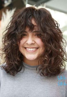 Layered Shoulder Length Hairstyles Big Barrel Curls, Shoulder Length Layered Hair, Shoulder Length Curly Hair, Layered Curls, Barrel Curls, Short Hairdos, Shoulder Hair