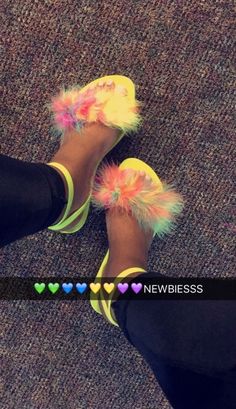 *De De Tamela* ⚠Follow Me For more Luxurious Pins⚠ Fur Sandals, Fuzzy Slippers, Cute Sandals, Slides Shoes, Lanvin, Sneaker Head