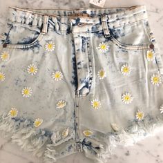 Light Blue Jean Shorts With Flowers In The Front. Never Worn With Tags. Fringe At The Bottom. Great For Festivals And Summer Days! Light Blue Jean Shorts, Diy Denim, Mini Flowers, Denim Diy, Light Blue Jeans, Blue Jean Shorts, Jeans White, Blue Jean, Costume Design