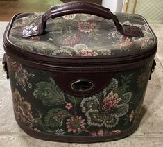 This vintage train case cosmetic bag is a true gem from the 1980s. The multicolor floral tapestry design is made from a combination of fabric and vinyl materials, giving it a unique and durable texture. With extra compartments, this soft-cased bag is perfect for storing all your travel essentials. The Gloria Vanderbilt Floral Tapestry Train Case Cosmetic Bag Carry On is a one-of-a-kind piece that will add a touch of vintage charm to any collection. It was made in Thailand and has no wheels, maki Vintage Makeup Bag, Makeup Bags Aesthetic, Vintage Train Case, Travel Tags, Vintage Luggage, Vintage Train, Train Case, Floral Tapestry, Suitcase Traveling