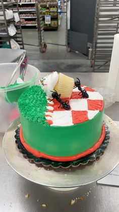 there is a cake that looks like it has been decorated with green and red icing