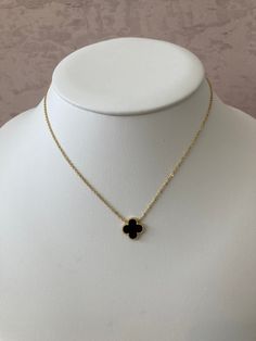 Gold And Black Necklace, Black Rings Aesthetic, Black Clover Necklace, Minimalist Accessories Jewellery, Black Jewelry Necklace, Stylish Jewelry Accessories, Jewelry Necklace Simple, Black Pendant Necklace, Clover Jewelry